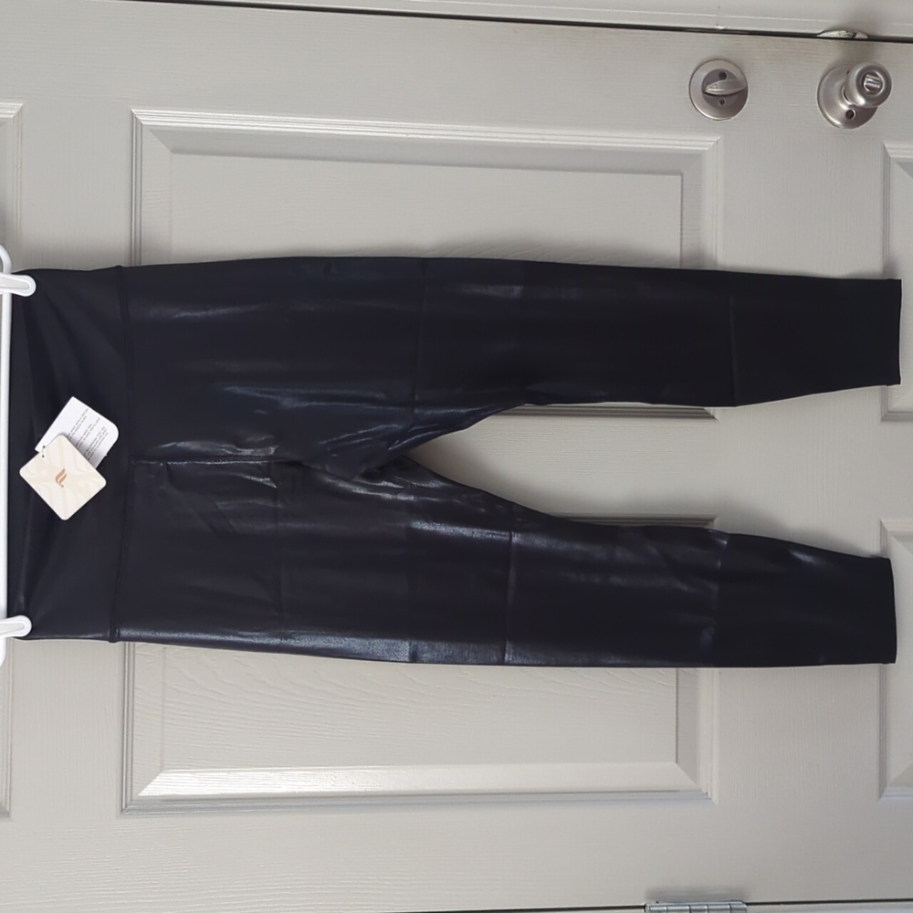 Fabletics Define PowerHold High-Waisted 7/8 Foil Legging- Short- L - Picture 2 of 16